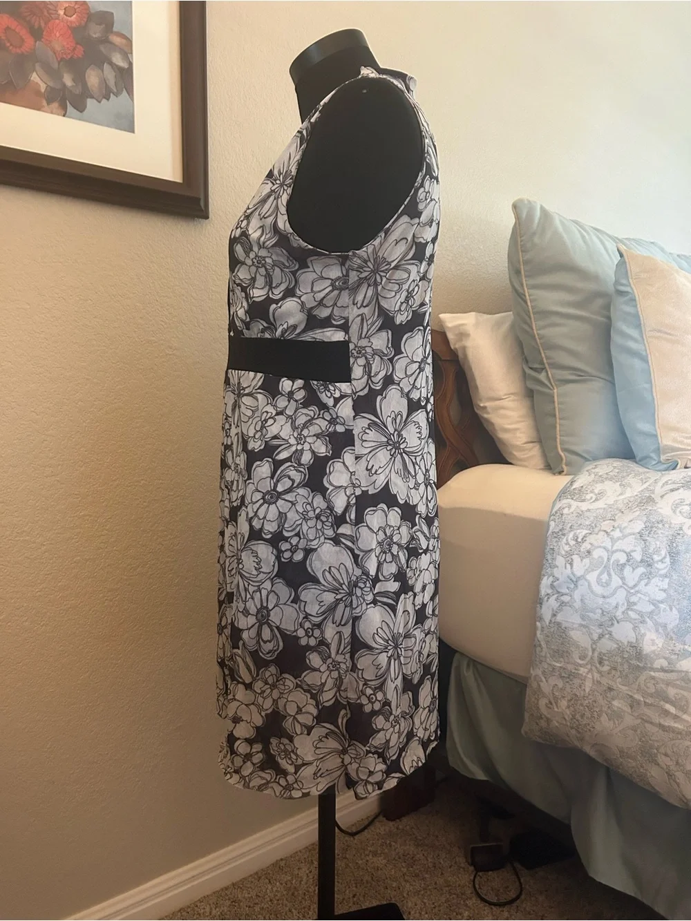 White House, Black Market Floral V-Neck Sleeveless Dress. Size XL NWTGS.